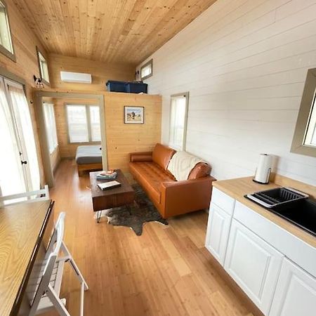 Grand Canyon Hideaway Tiny Home ヴァジェ エクステリア 写真